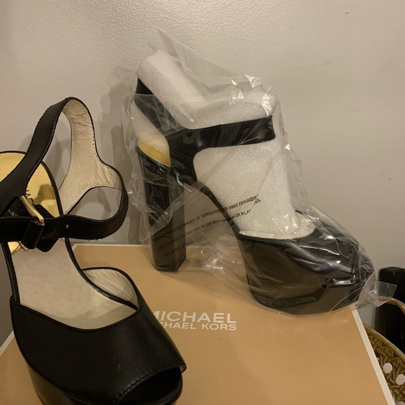 Brand new Micheal Kors red shoe size 6 1/2 - Picture 2 of 4